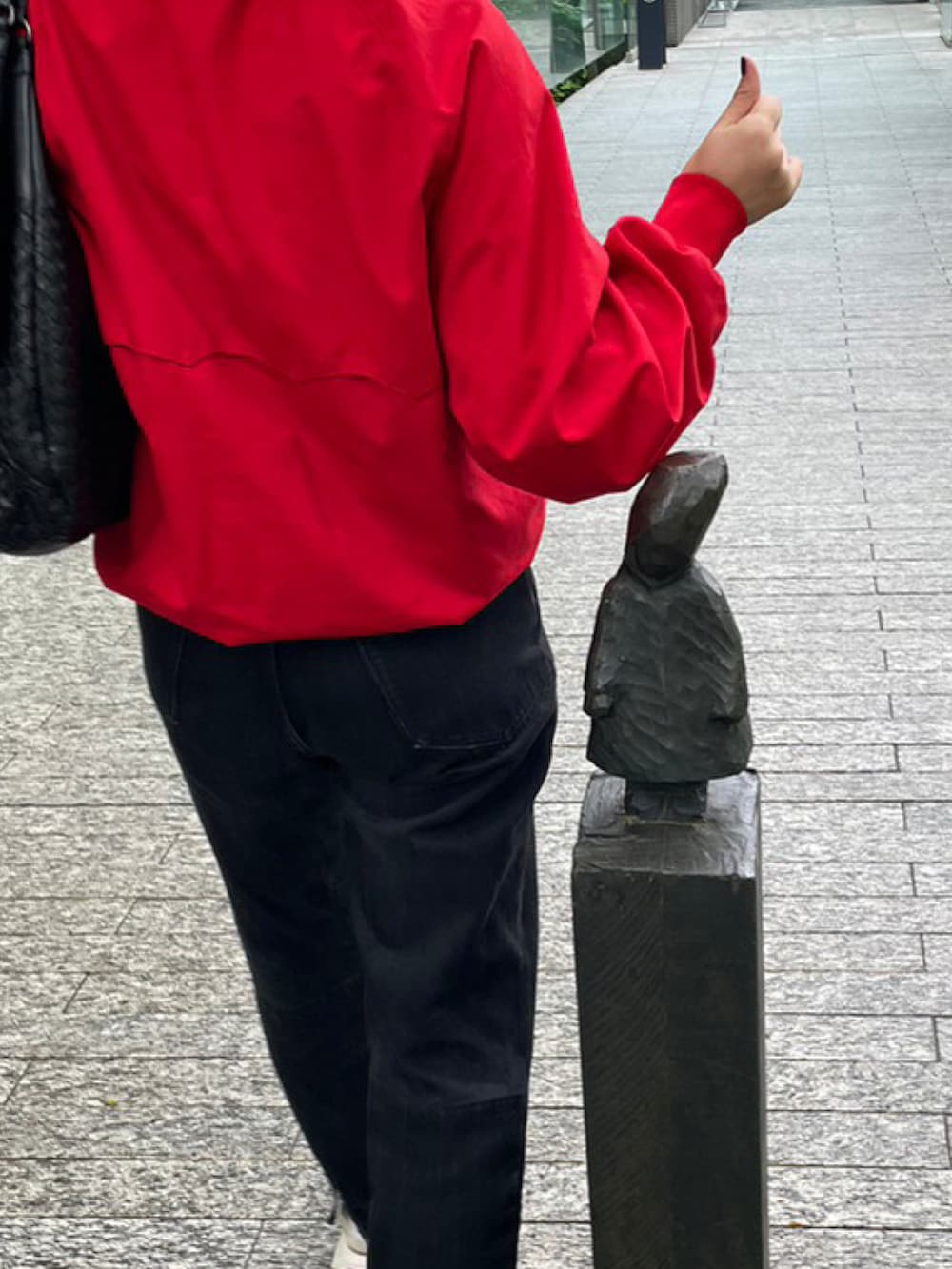 ベージュ系のスニーカー、ホワイト系のTシャツ/カットソー、ホワイト系のソックス/靴下を着用したレディースの冬コーディネートの2枚目の写真