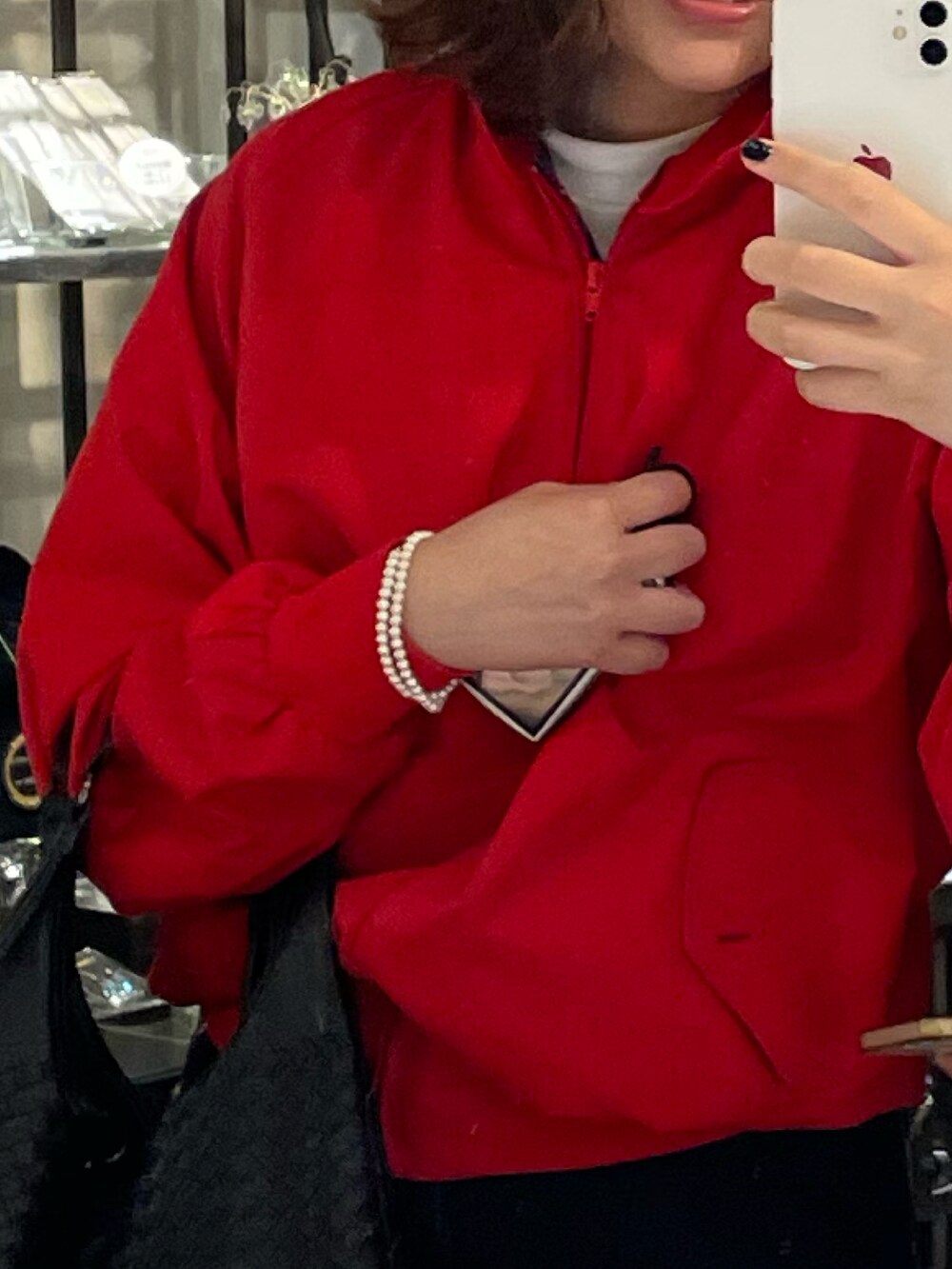 ベージュ系のスニーカー、ホワイト系のTシャツ/カットソー、ホワイト系のソックス/靴下を着用したレディースの冬コーディネートの3枚目の写真