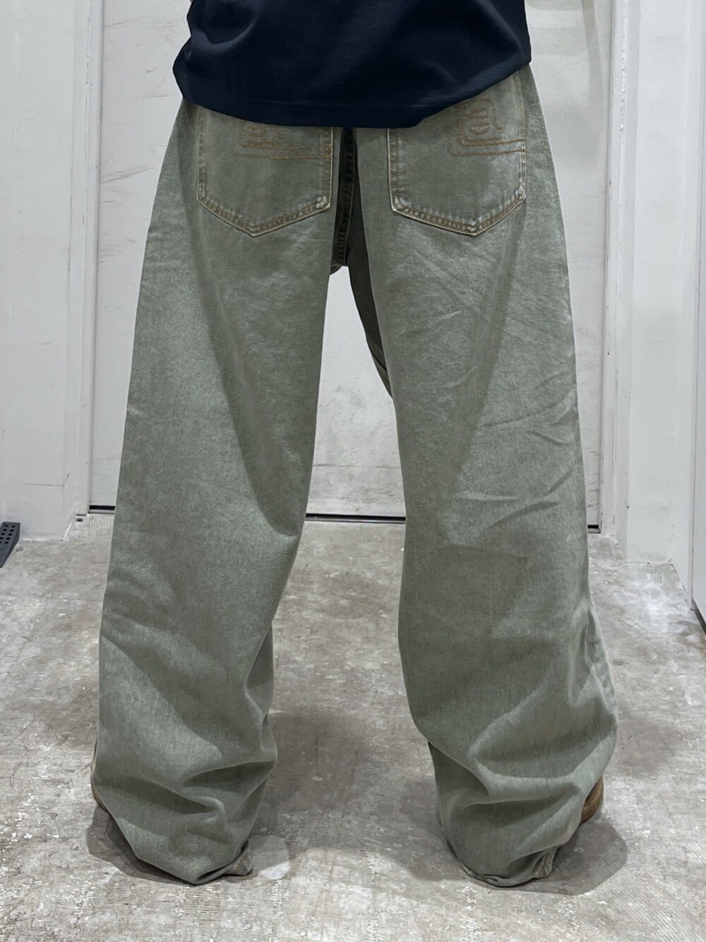 ブラック系のTシャツ/カットソー、グリーン系のデニムパンツ、ブラック系のショルダーバッグを着用したメンズの夏コーディネートの5枚目の写真