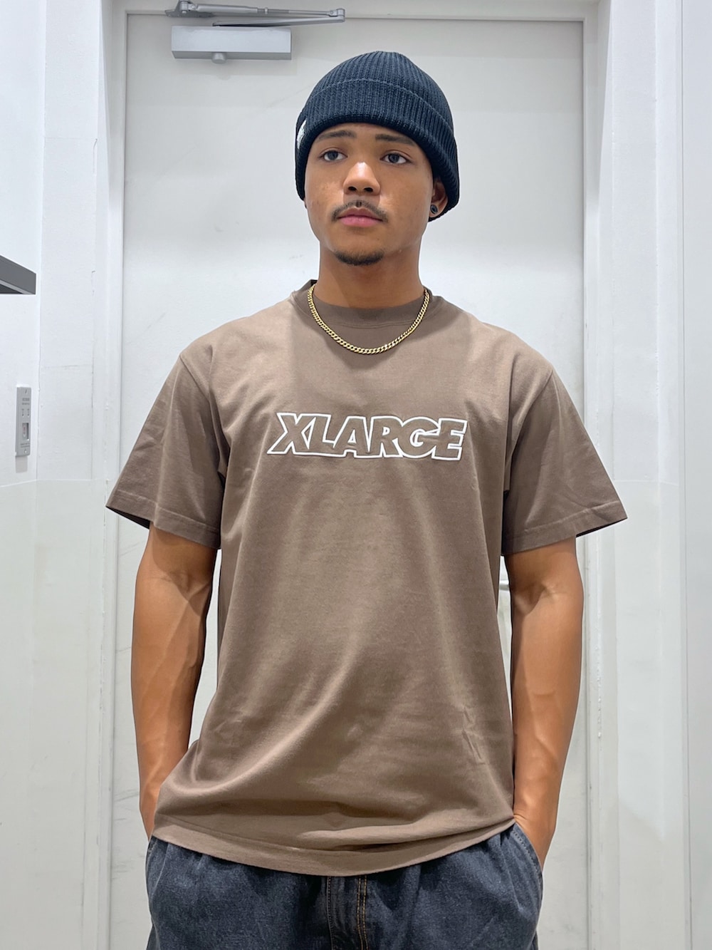「ニット帽、Tシャツ、XLARGE、サマー、デニム、デニムショートパンツ」｜「XLARGEのSTANDARD LOGO S/S TEE（Tシャツ/カットソー、ブラウン系）」を使った、CHRISさん（骨格ウェーブ・メンズ・172cm）の夏コーディネートの2枚目の写真