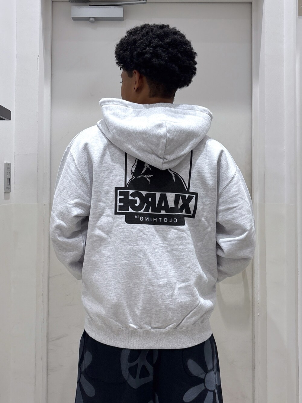 ブラック系のスウェットパンツ、ホワイト系のTシャツ/カットソー、グレー系のパーカーを着用したメンズの秋コーディネートの4枚目の写真