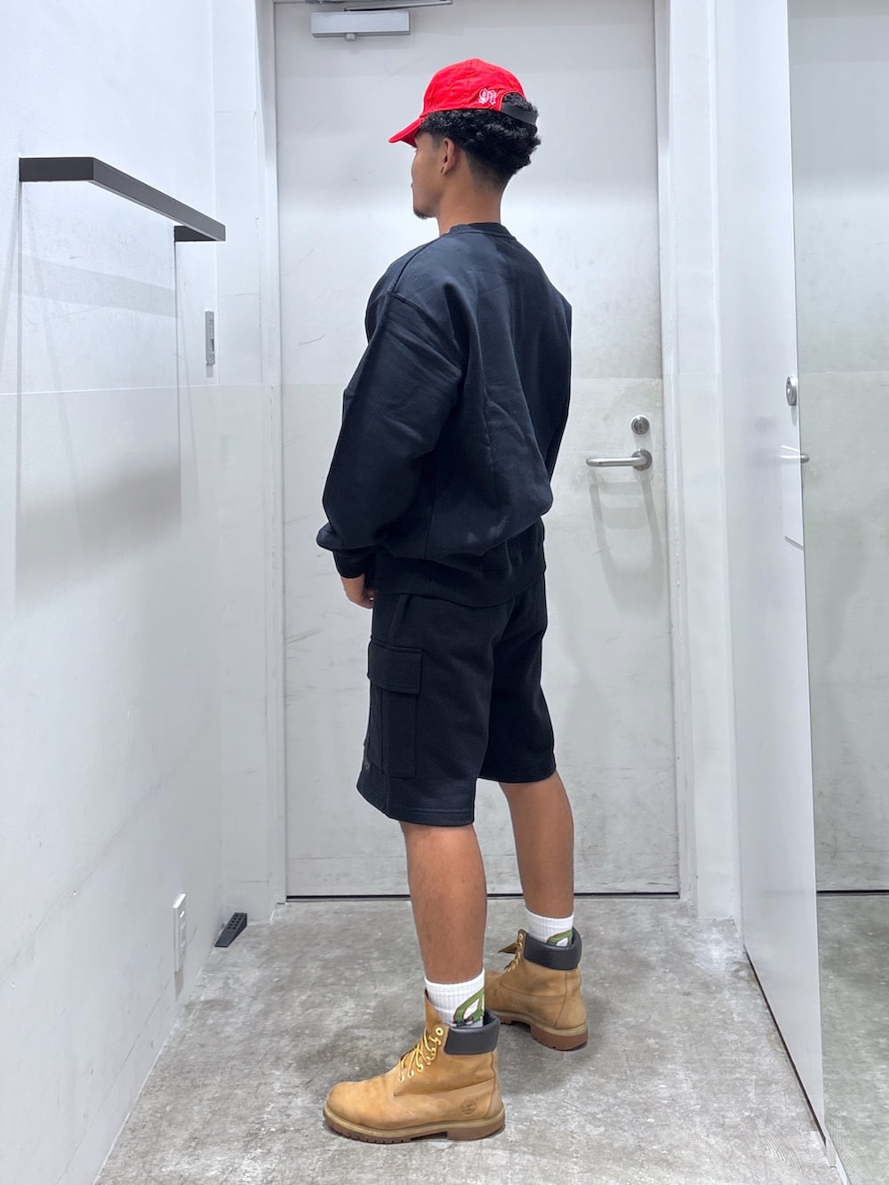 「スウェット、ハーフパンツ、キャップ、フォール、XLARGE」｜「XLARGEのOLD ENGLISH 6PANEL SNAPBACK CAP（キャップ、レッド系）」を使った、CHRISさん（骨格ウェーブ・メンズ・172cm）の夏コーディネートの2枚目の写真
