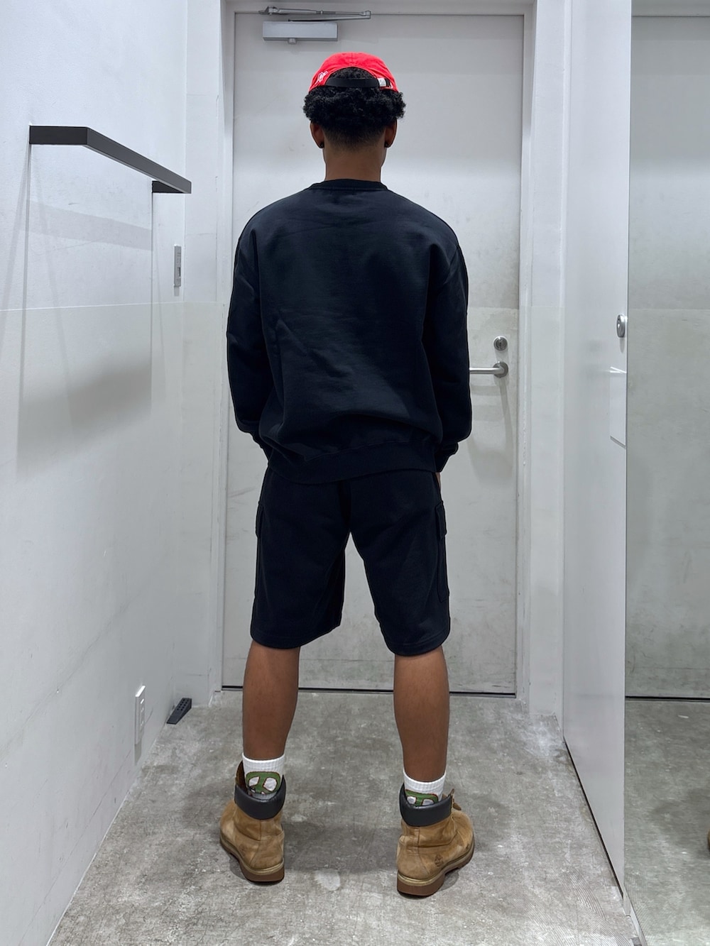 「スウェット、ハーフパンツ、キャップ、フォール、XLARGE」｜「XLARGEのOLD ENGLISH 6PANEL SNAPBACK CAP（キャップ、レッド系）」を使った、CHRISさん（骨格ウェーブ・メンズ・172cm）の夏コーディネートの3枚目の写真