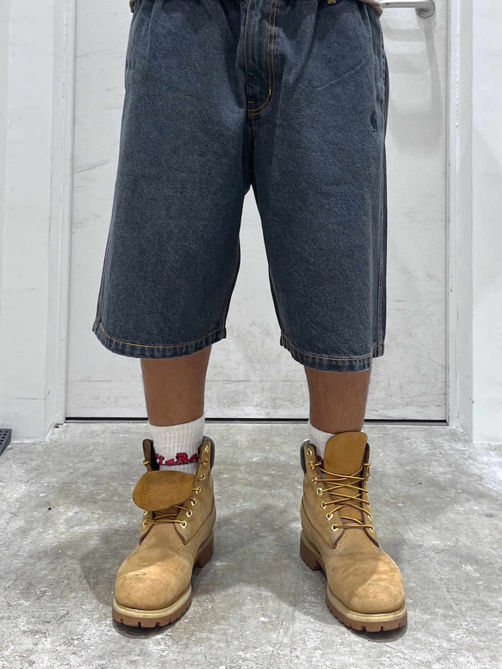 「ニット帽、Tシャツ、XLARGE、サマー、デニム、デニムショートパンツ」｜「XLARGEのSTANDARD LOGO S/S TEE（Tシャツ/カットソー、ブラウン系）」を使った、CHRISさん（骨格ウェーブ・メンズ・172cm）の夏コーディネートの3枚目の写真