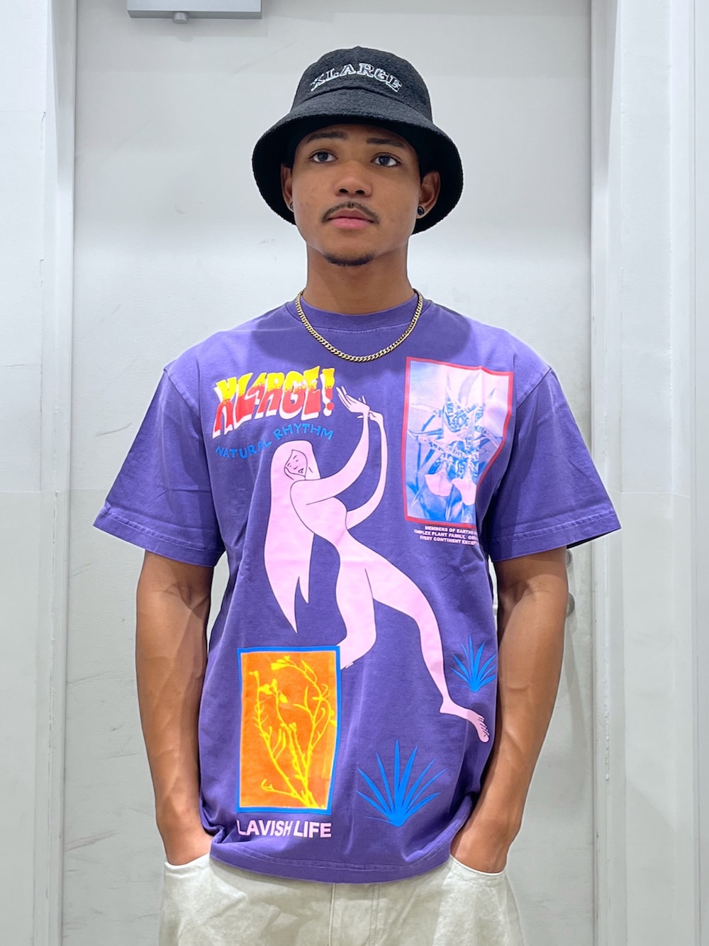 「バケットハット、コラボ、ワイドパンツ、Tシャツ、XLARGE、サマー」｜「KANGOLのXLARGE×KANGOL BLACK BUCKET HAT（ハット、ブラック系）」を使った、CHRISさん（骨格ウェーブ・メンズ・172cm）の夏コーディネートの2枚目の写真