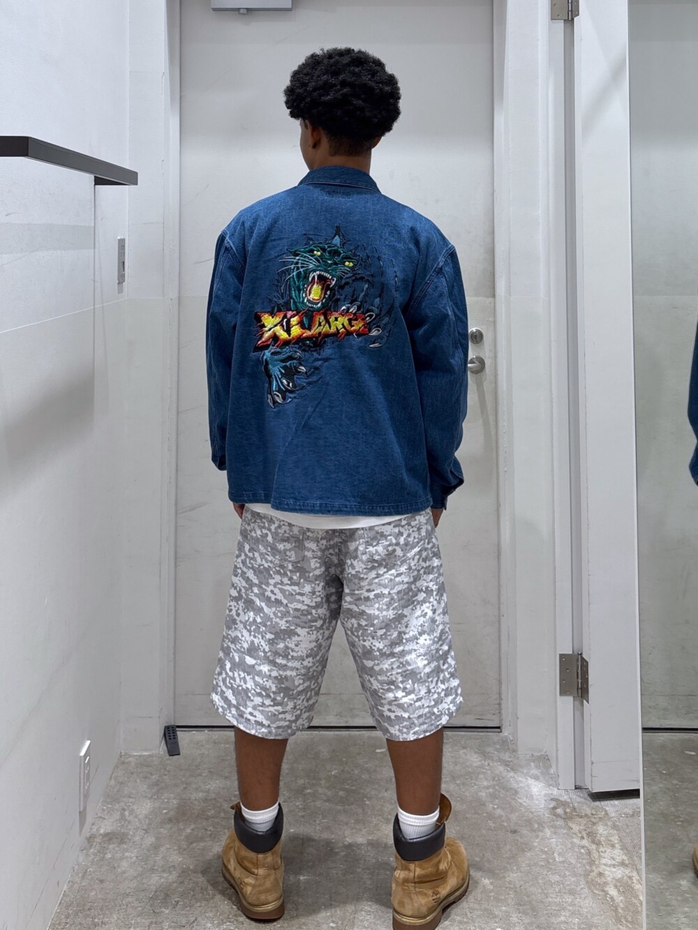 ブルー系のその他アウター、ホワイト系のTシャツ/カットソー、ホワイト系のその他パンツを着用したメンズの秋コーディネートの2枚目の写真