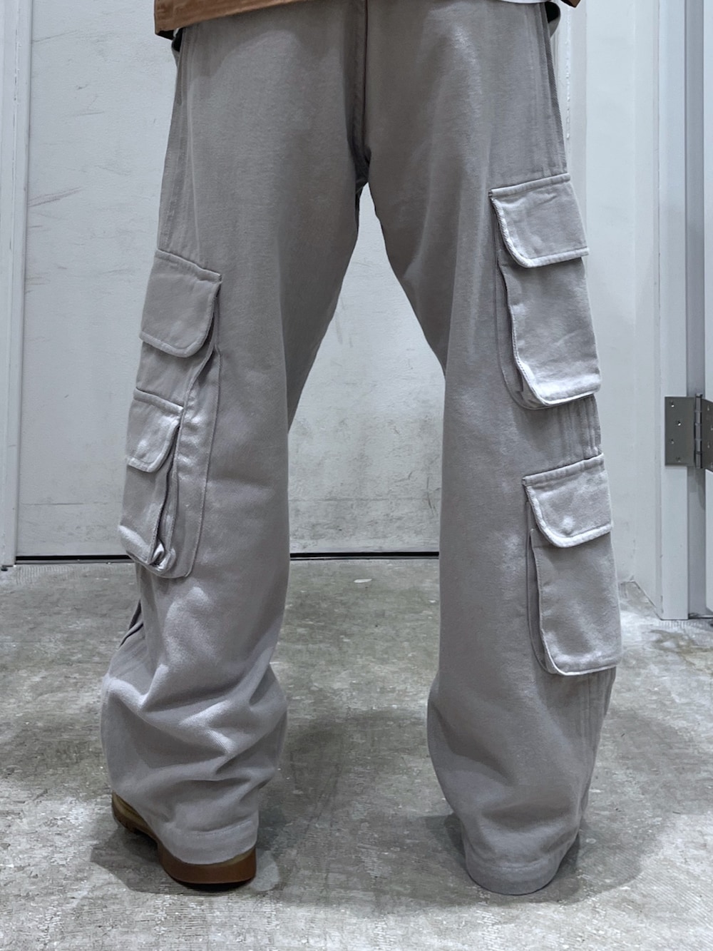 「ニット帽、サマー、カーゴパンツ、Tシャツ、XLARGE、コラボ」｜「XLARGEのWASHED CARGO PANTS（カーゴパンツ、グレー系）」を使った、CHRISさん（骨格ウェーブ・メンズ・172cm）の夏コーディネートの5枚目の写真