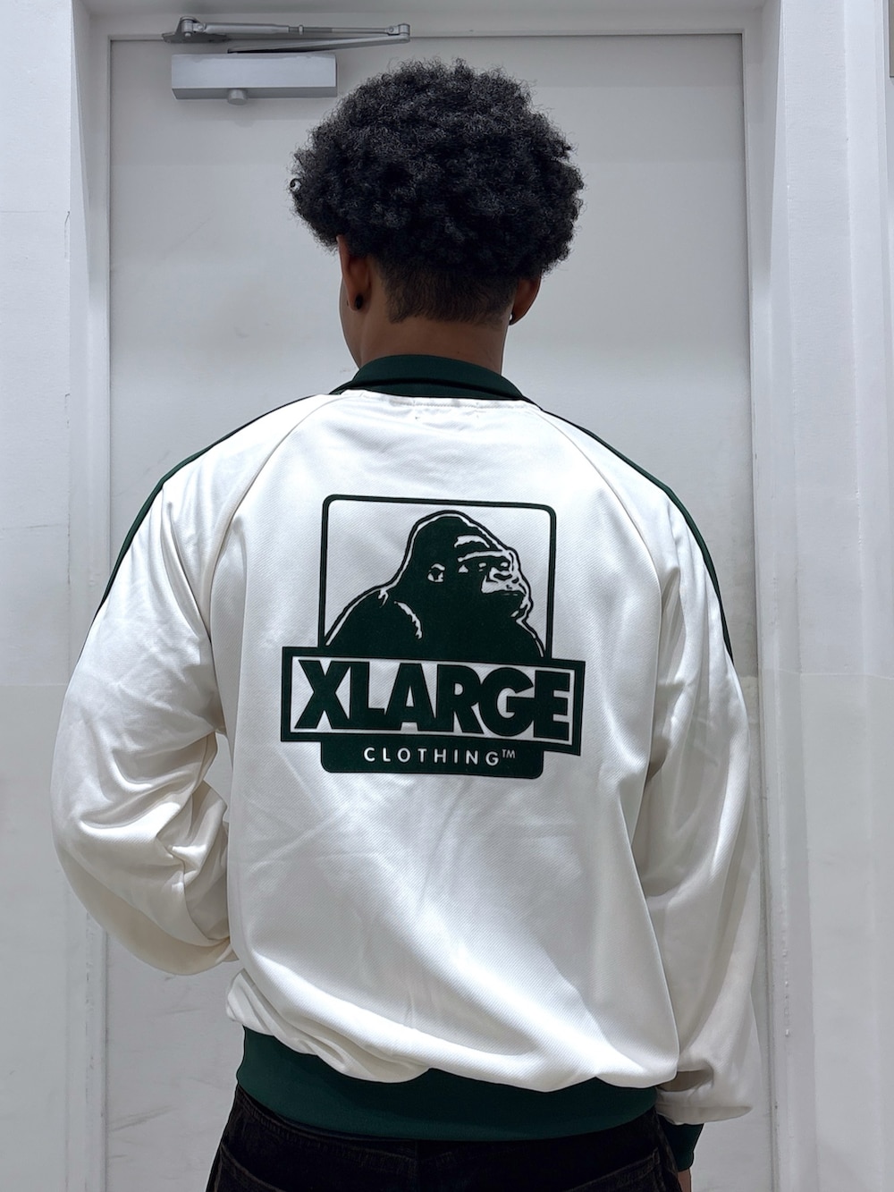 ホワイト系のブルゾン、ブラック系のその他パンツ、グレー系のキーホルダーを着用したメンズの秋コーディネートの4枚目の写真