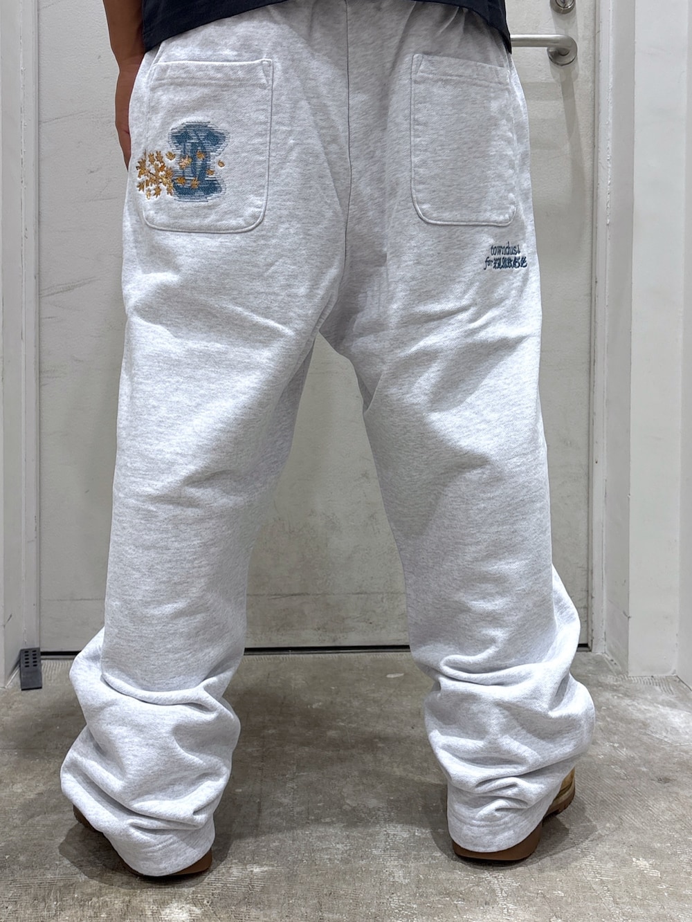 「キャップ、Tシャツ、スウェットパンツ、サマー、XLARGE、コラボ」｜「XLARGEのXLARGE×towndust X LOGO CAP（キャップ、ブラウン系）」を使った、CHRISさん（メンズ・172cm）の夏コーディネートの8枚目の写真