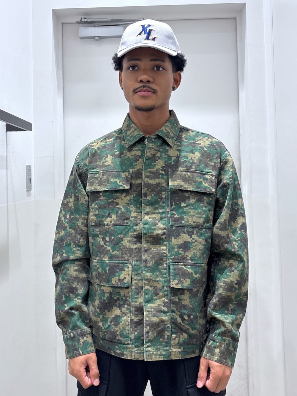 「キャップ、ミリタリージャケット、ハーフパンツ、フォール、XLARGE」｜「XLARGEのWORLDWIDE PLAYERS CAP（キャップ、グレー系）」を使った、CHRISさん（骨格ウェーブ・メンズ・172cm）の夏コーディネートの3枚目の写真
