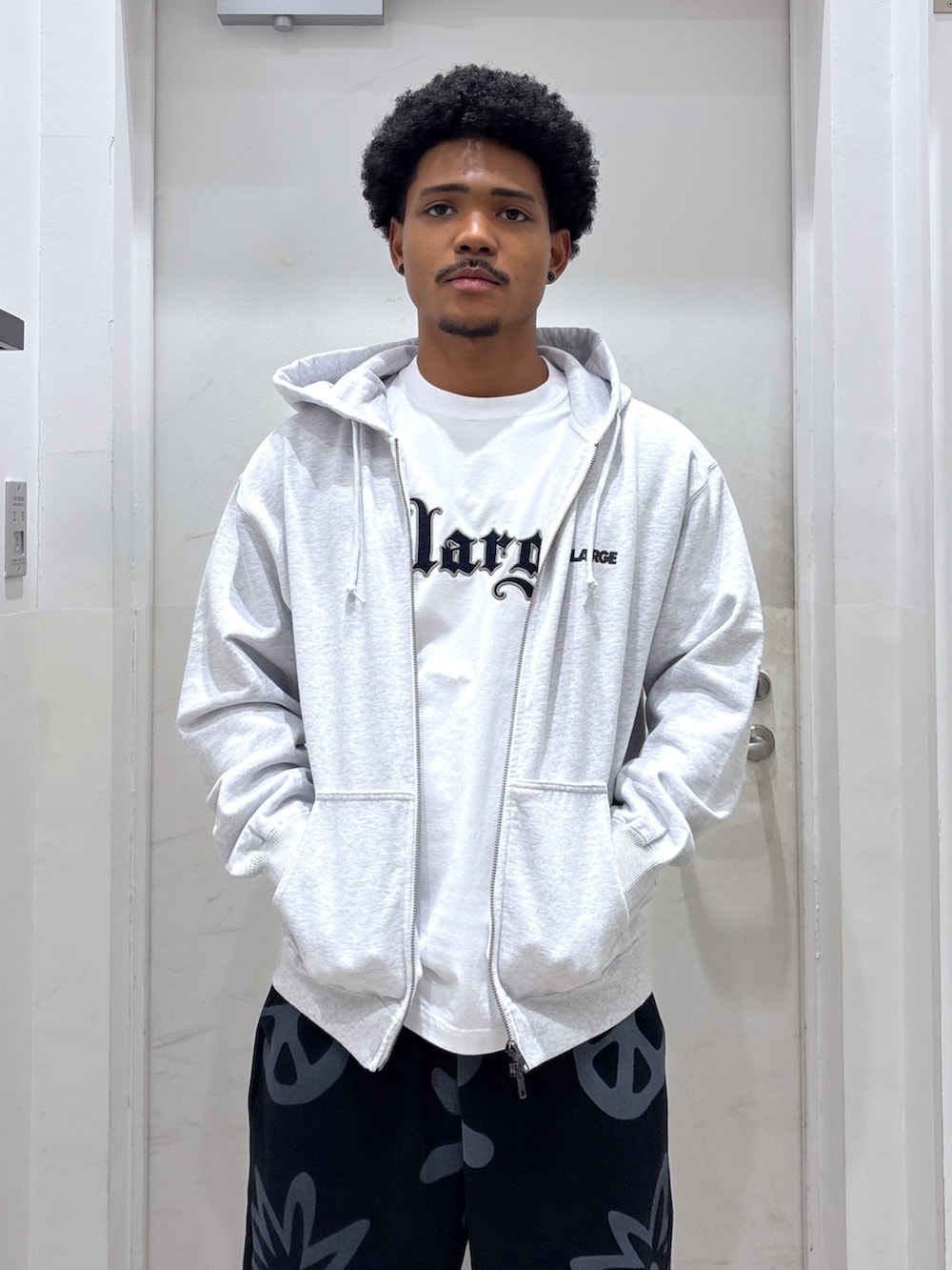 ブラック系のスウェットパンツ、ホワイト系のTシャツ/カットソー、グレー系のパーカーを着用したメンズの秋コーディネートの3枚目の写真