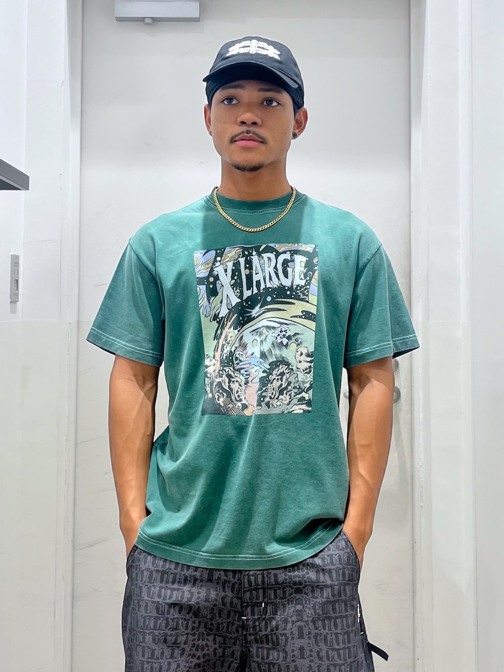 「ハーフパンツ、キャップ、リュック、Tシャツ、XLARGE、サマー」｜「XLARGEのXLARGE COMIC ONE S/S TEE（Tシャツ/カットソー、グリーン系）」を使った、CHRISさん（骨格ウェーブ・メンズ・172cm）の夏コーディネートの3枚目の写真