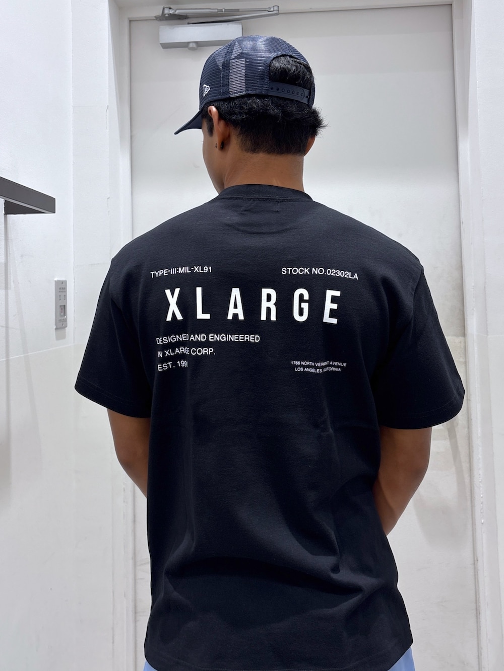「キャップ、サマー、パンツ、Tシャツ、XLARGE、NEW ERA」｜「NEW ERAのXLARGE×NEW ERA OLD ENGLISH LOGO MESH SNAPBACK CAP（キャップ、ブルー系）」を使った、CHRISさん（骨格ウェーブ・メンズ・172cm）の夏コーディネートの4枚目の写真