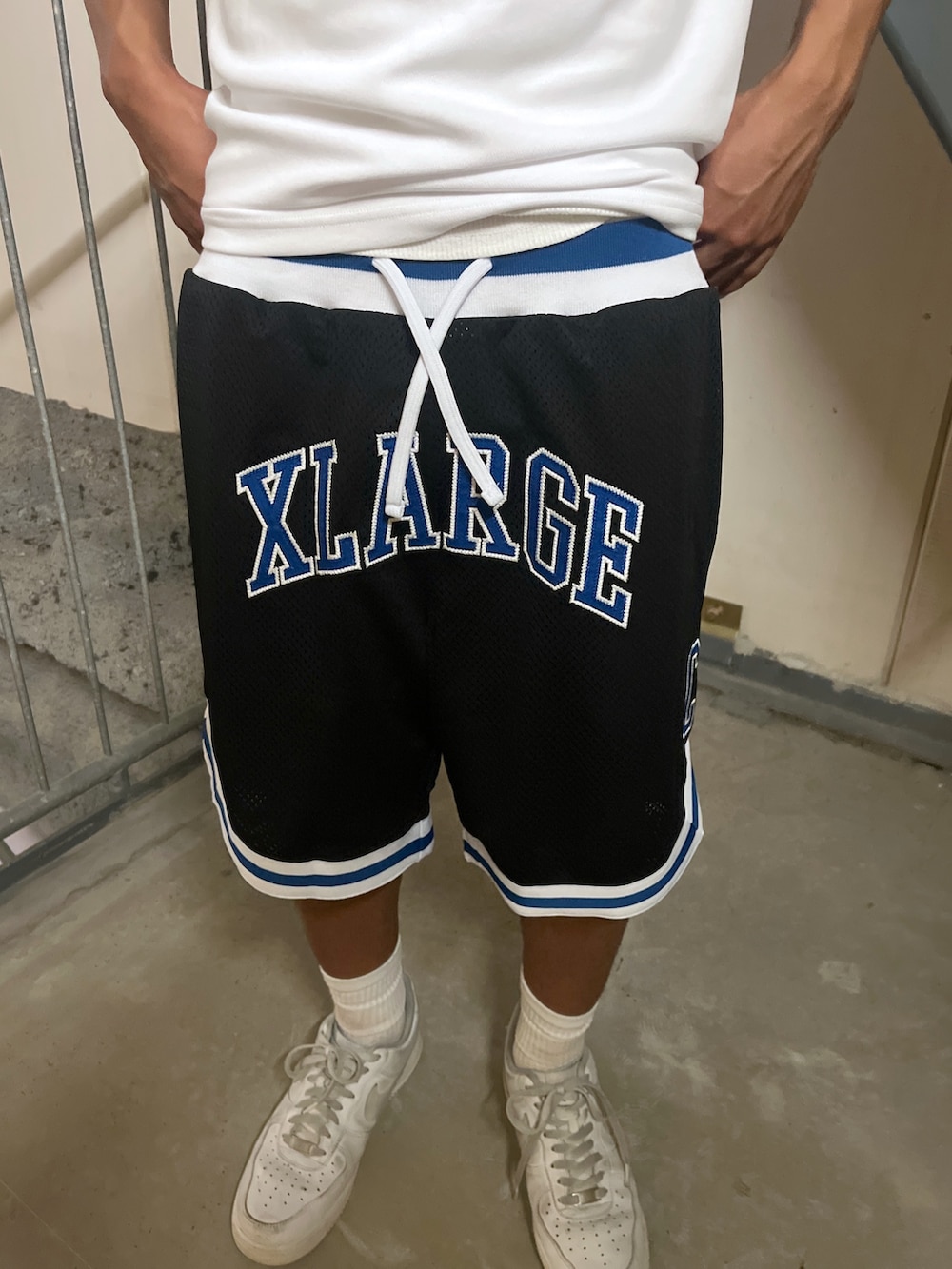 ホワイト系のTシャツ/カットソー、ブラック系のその他パンツ、ブラック系のキャップを着用したメンズの夏コーディネートの4枚目の写真