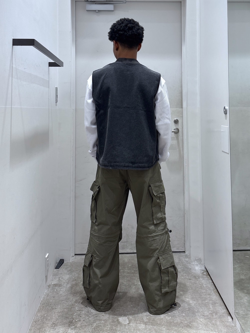 「ベスト、Tシャツ、カーゴパンツ、フォール、XLARGE」｜「XLARGEのPATCHED CANVAS VEST（ベスト、ブラック系）」を使った、CHRISさん（骨格ウェーブ・メンズ・172cm）の夏コーディネートの2枚目の写真