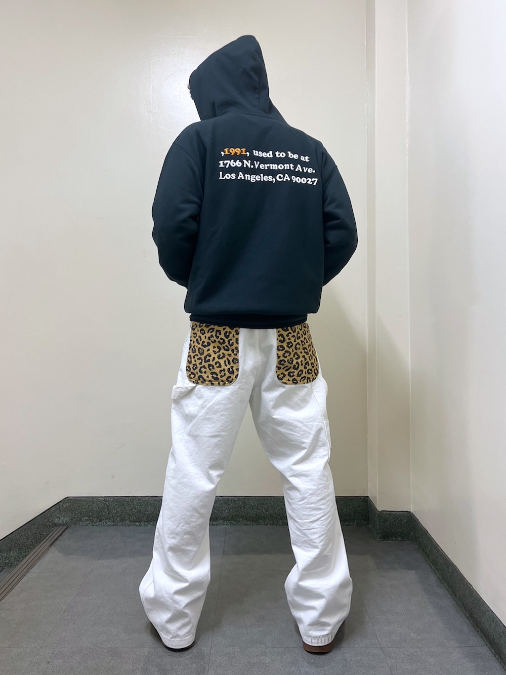 「パーカー、チャンピオン、XLARGE」｜「XLARGEのSOFT EARPHONE CASE（スマホグッズ、ベージュ系）」を使った、CHRISさん（メンズ・172cm）の春コーディネートの2枚目の写真