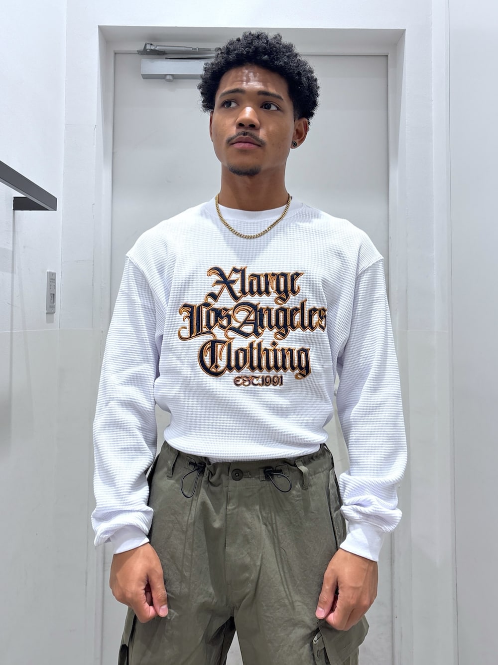 「ベスト、Tシャツ、カーゴパンツ、フォール、XLARGE」｜「XLARGEのPATCHED CANVAS VEST（ベスト、ブラック系）」を使った、CHRISさん（骨格ウェーブ・メンズ・172cm）の夏コーディネートの5枚目の写真