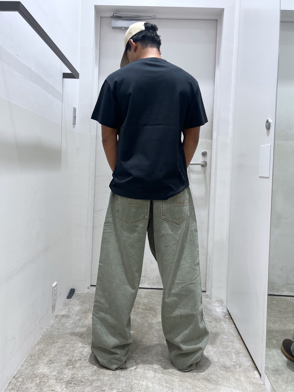 ブラック系のTシャツ/カットソー、グリーン系のデニムパンツ、ブラック系のショルダーバッグを着用したメンズの夏コーディネートの3枚目の写真