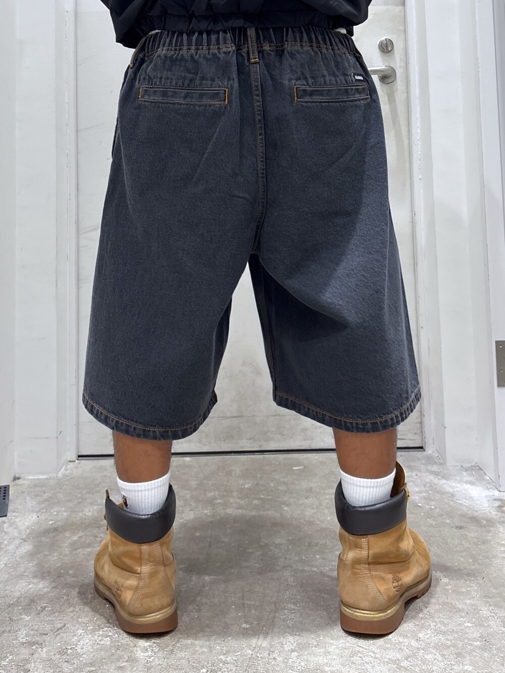 その他のTシャツ/カットソー、ブラック系のデニムパンツ、グリーン系のキャップを着用したメンズの夏コーディネートの7枚目の写真