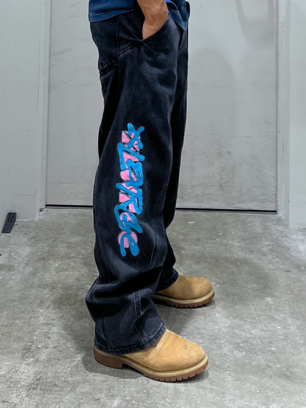 「デニム、キャップ、ショルダーバッグ、Tシャツ、XLARGE、サマー」｜「XLARGEのXLARGE×BOB MARLEY KNIT SHOULDER BAG（ショルダーバッグ、ブラック系）」を使った、CHRISさん（骨格ウェーブ・メンズ・172cm）の夏コーディネートの4枚目の写真