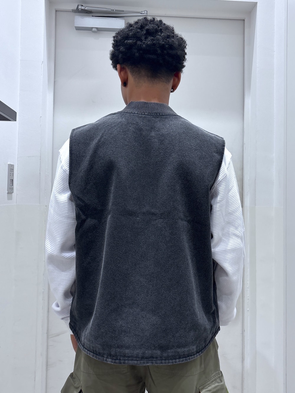 「ベスト、Tシャツ、カーゴパンツ、フォール、XLARGE」｜「XLARGEのPATCHED CANVAS VEST（ベスト、ブラック系）」を使った、CHRISさん（骨格ウェーブ・メンズ・172cm）の夏コーディネートの4枚目の写真