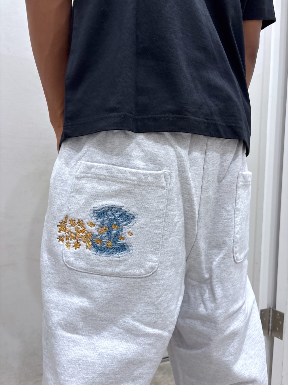「キャップ、Tシャツ、スウェットパンツ、サマー、XLARGE、コラボ」｜「XLARGEのXLARGE×towndust X LOGO CAP（キャップ、ブラウン系）」を使った、CHRISさん（メンズ・172cm）の夏コーディネートの10枚目の写真