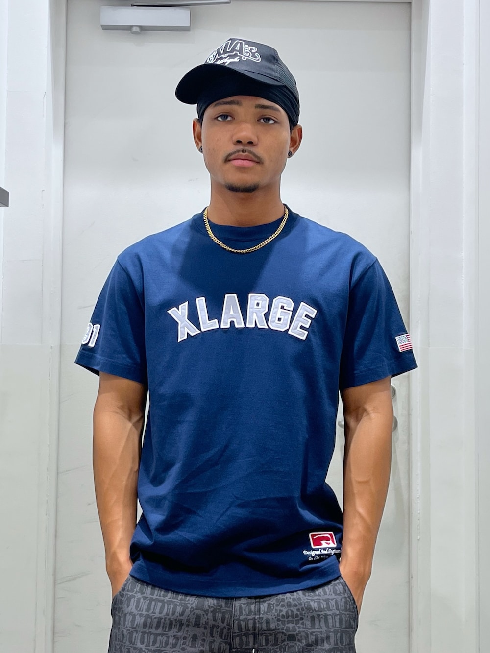 「キャップ、サマー、ハーフパンツ、Tシャツ、XLARGE」｜「XLARGEのVARSITY LOGO S/S TEE（Tシャツ/カットソー、ブルー系）」を使った、CHRISさん（骨格ウェーブ・メンズ・172cm）の夏コーディネートの2枚目の写真