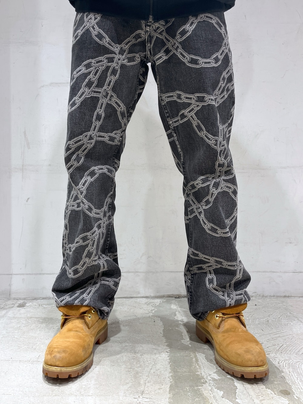 「スェット、デニム」｜「Crawling DeathのXLARGE×Crawling Death CHAIN DENIM PANTS（デニムパンツ、ブラック系）」を使った、CHRISさん（メンズ・172cm）の春コーディネートの3枚目の写真