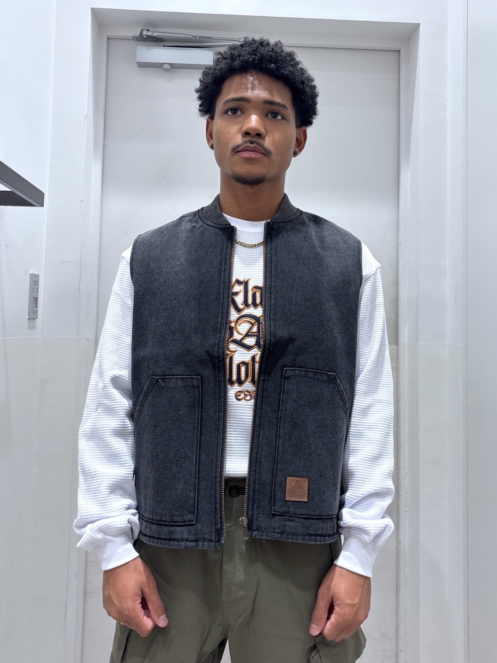 「ベスト、Tシャツ、カーゴパンツ、フォール、XLARGE」｜「XLARGEのPATCHED CANVAS VEST（ベスト、ブラック系）」を使った、CHRISさん（骨格ウェーブ・メンズ・172cm）の夏コーディネートの3枚目の写真