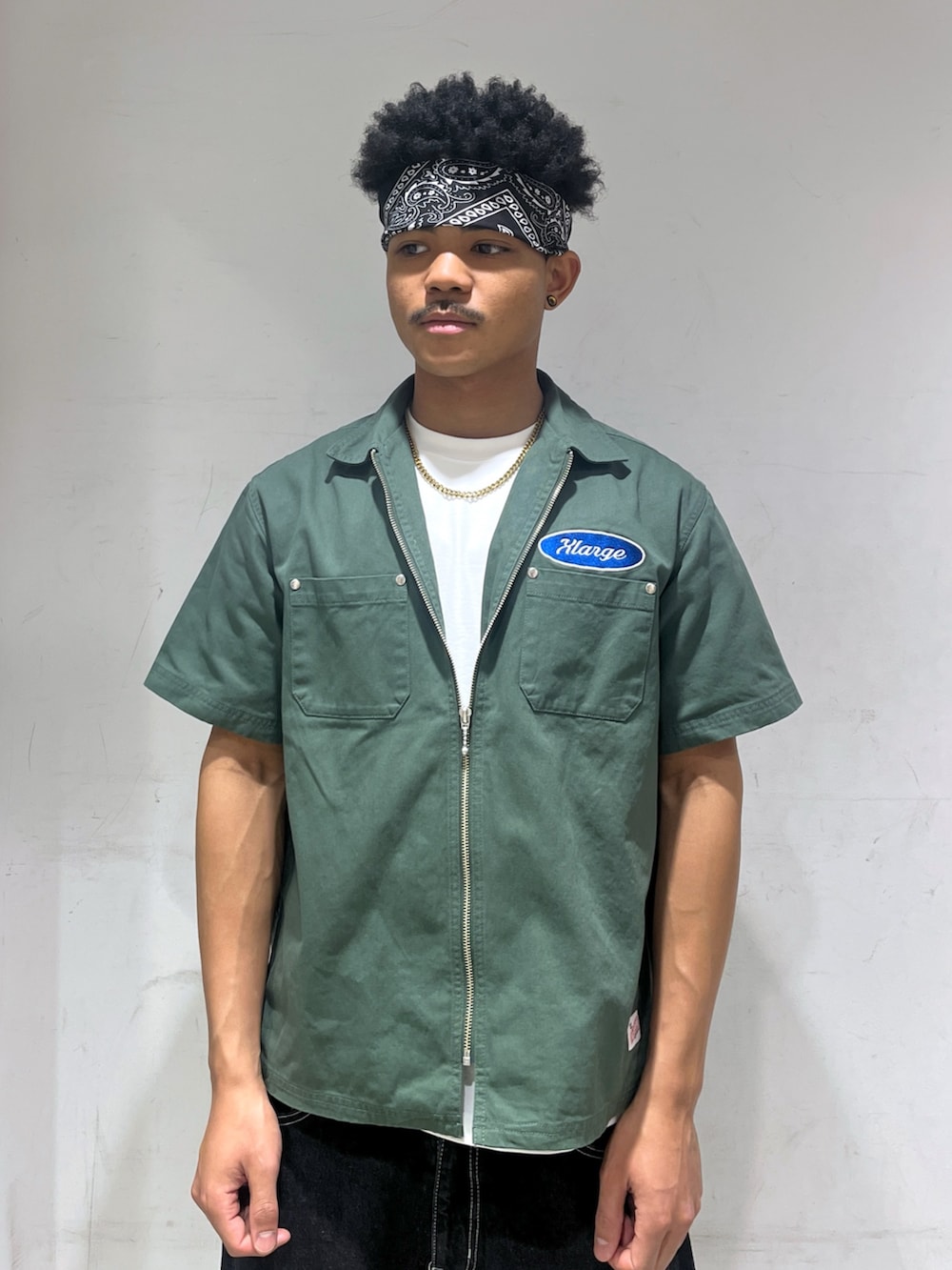 「シャツ、デニムショートパンツ、Tシャツ、サマー」｜「XLARGEのOLD ENGLISH DENIM SHORTS（その他パンツ、ブラック系）」を使った、CHRISさん（メンズ・172cm）の春コーディネートの2枚目の写真