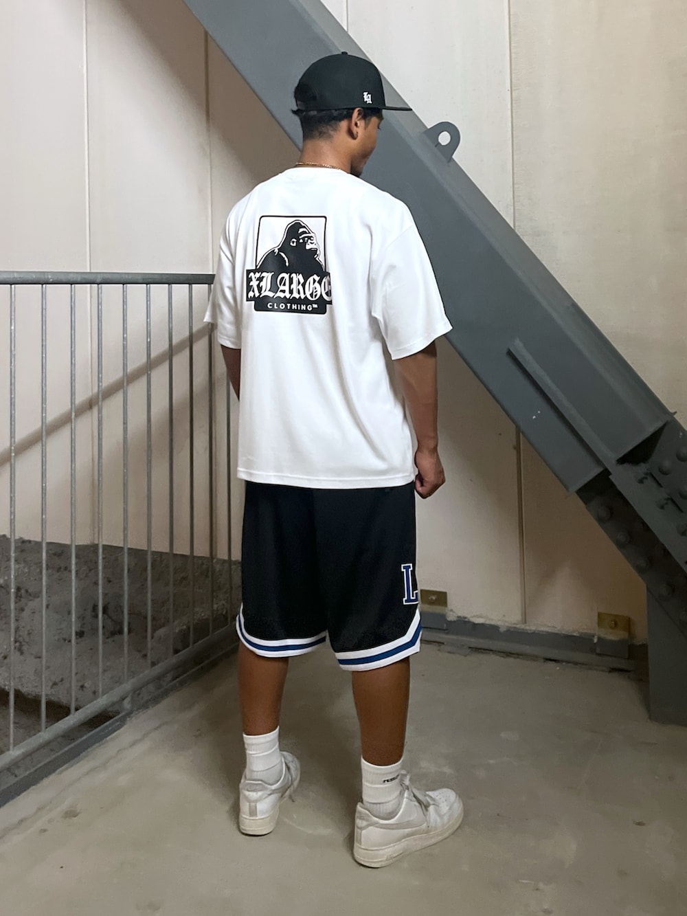 ホワイト系のTシャツ/カットソー、ブラック系のその他パンツ、ブラック系のキャップを着用したメンズの夏コーディネートの2枚目の写真