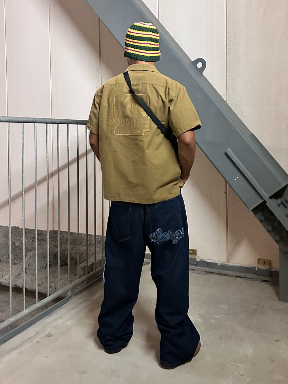 ホワイト系のTシャツ/カットソー、ブラウン系のシャツ/ブラウス、ブルー系のその他パンツを着用したメンズの夏コーディネートの2枚目の写真