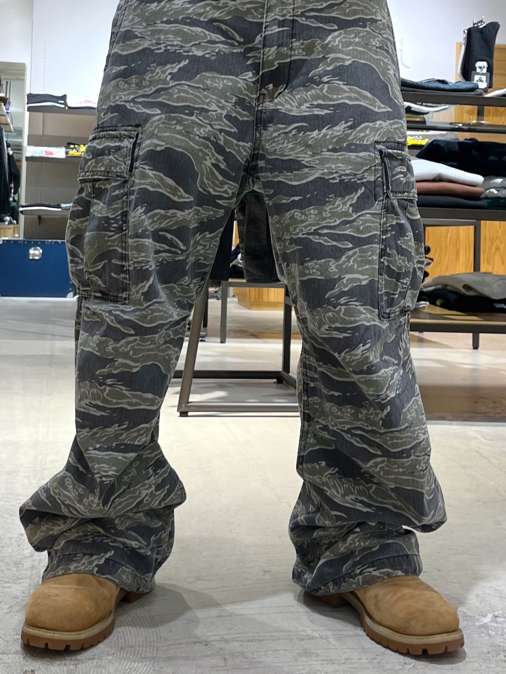 「カーゴパンツ、パーカー、ストリート」｜「XLARGEのアイテム（パーカー、ブラック系）」を使った、CHRISさん（メンズ・172cm）の冬コーディネートの3枚目の写真