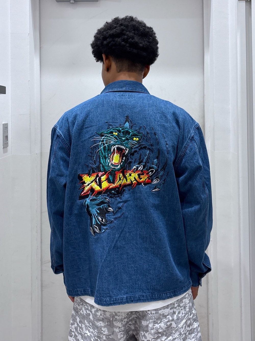 ブルー系のその他アウター、ホワイト系のTシャツ/カットソー、ホワイト系のその他パンツを着用したメンズの秋コーディネートの4枚目の写真