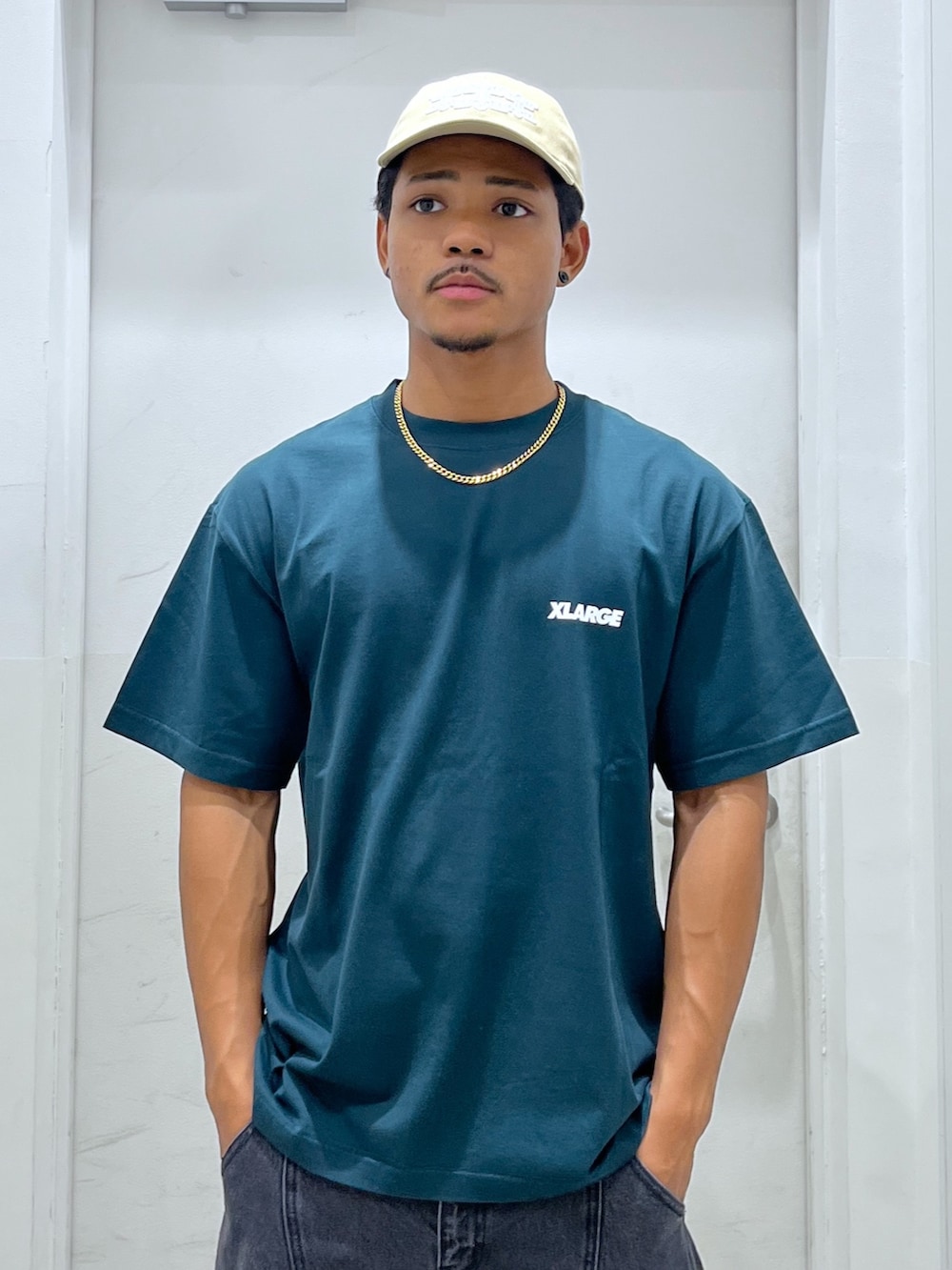 「キャップ、デニムパンツ、デニム、サマー、リュック、Tシャツ」｜「XLARGEのX ANCIENT FUTURISTIC CAP（キャップ、ベージュ系）」を使った、CHRISさん（骨格ウェーブ・メンズ・172cm）の夏コーディネートの3枚目の写真