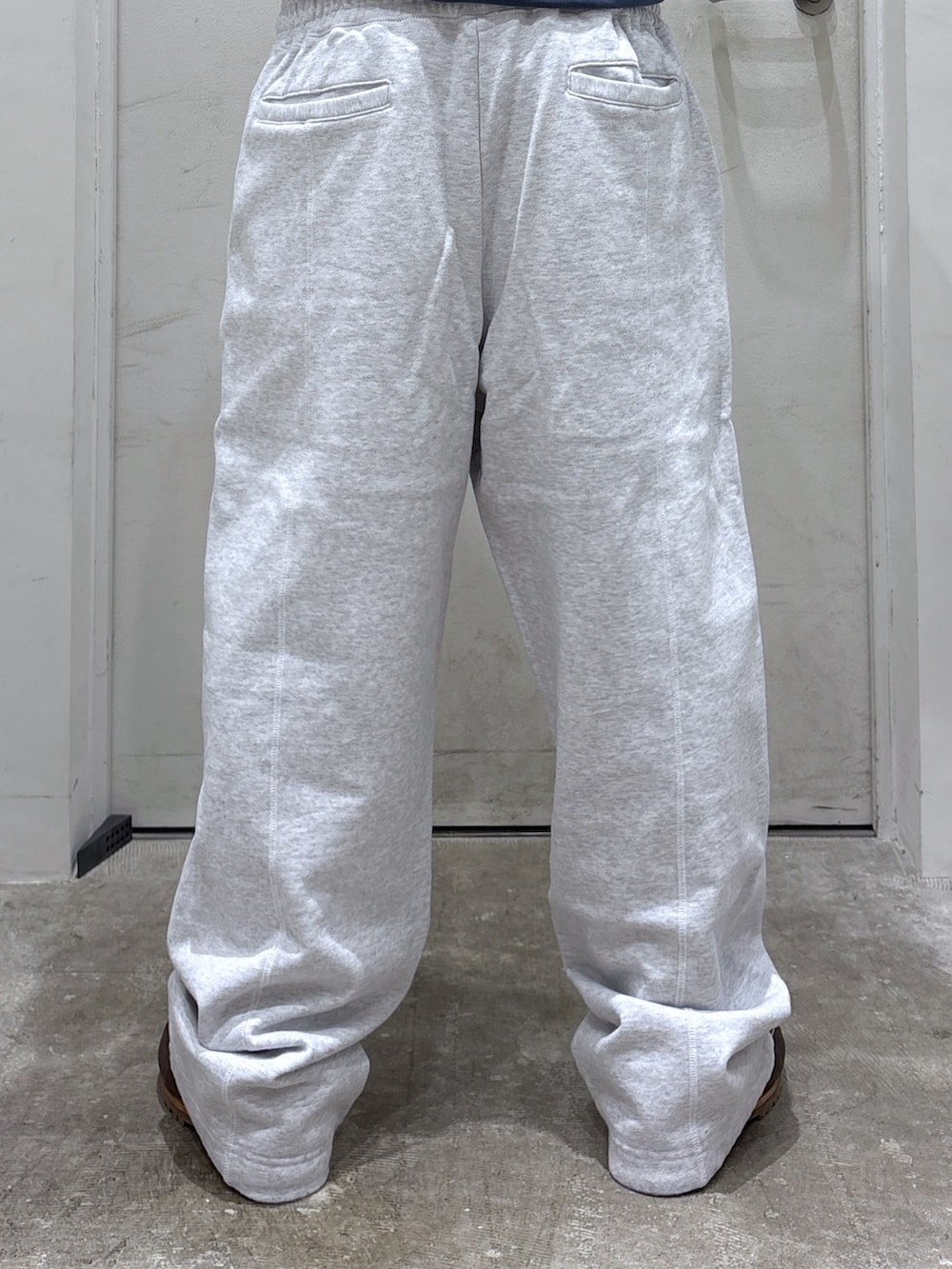 グレー系のスウェットパンツ、ブラウン系のニット/セーター、その他のショルダーバッグを着用したメンズの秋コーディネートの6枚目の写真
