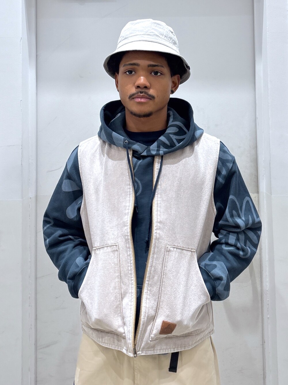 ベージュ系のその他アウター、グリーン系のパーカー、ベージュ系のその他パンツを着用したメンズの秋コーディネートの2枚目の写真