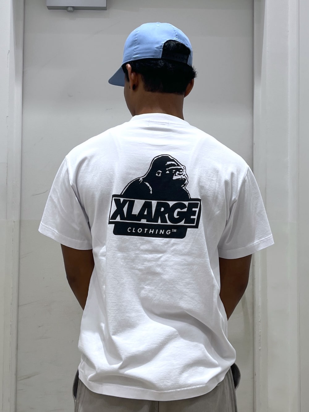 「サマー、カーゴパンツ、Tシャツ、XLARGE、ショルダーバッグ、キャップ」｜「XLARGEのWASHED CARGO PANTS（カーゴパンツ、グレー系）」を使った、CHRISさん（骨格ウェーブ・メンズ・172cm）の夏コーディネートの3枚目の写真