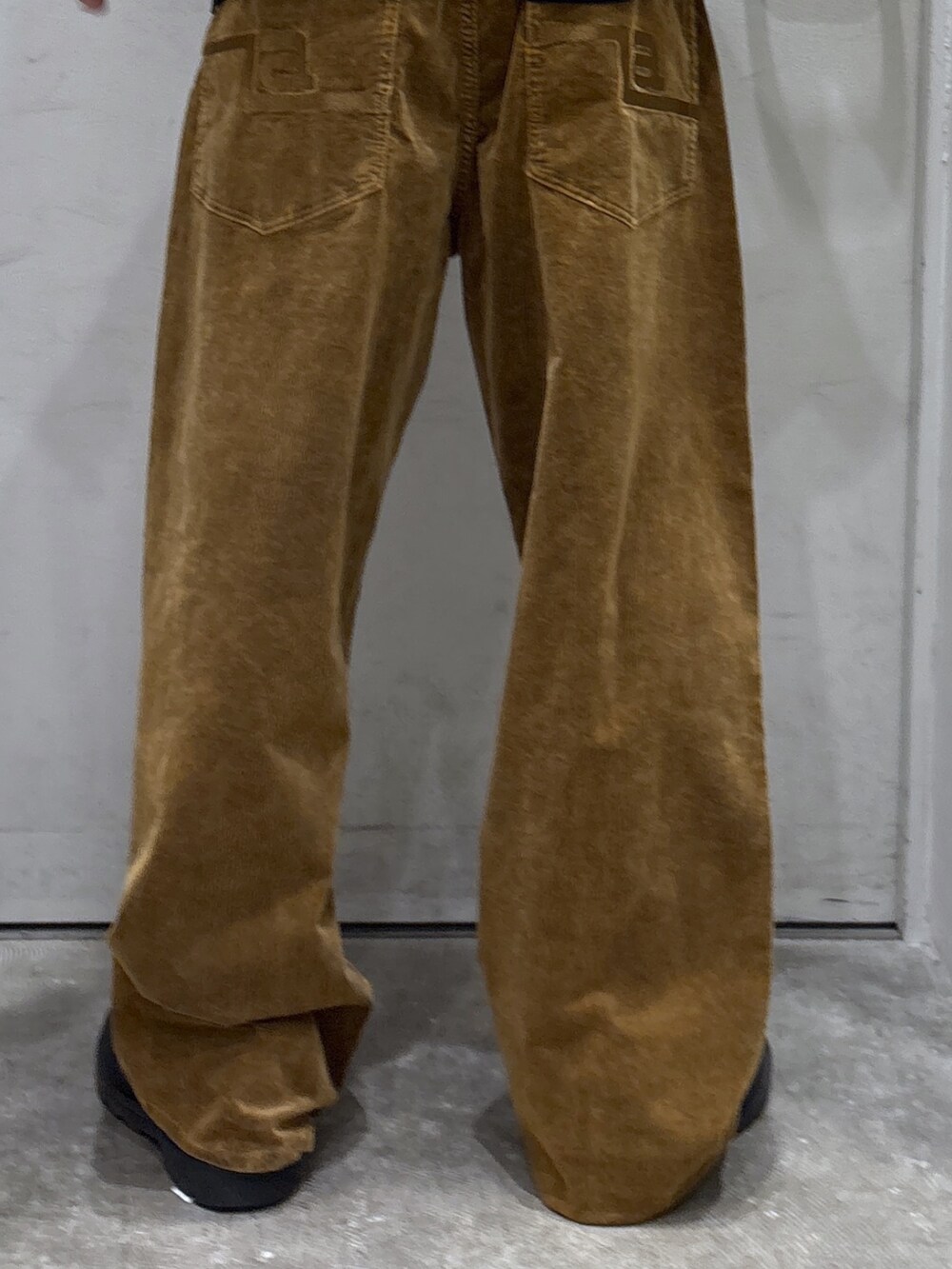 ベージュ系のバックパック/リュック、ブラック系のスウェット、ブラウン系のその他パンツを着用したメンズの秋コーディネートの7枚目の写真