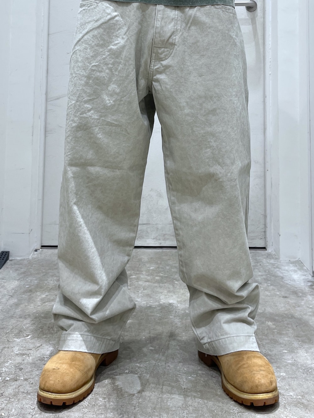 「キャップ、ポロシャツ、ワイドパンツ、ボストンバッグ、サマー、XLARGE」｜「XLARGEのX ANCIENT FUTURISTIC CAP（キャップ、ベージュ系）」を使った、CHRISさん（骨格ウェーブ・メンズ・172cm）の夏コーディネートの4枚目の写真