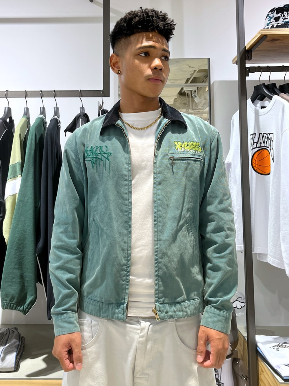 「デニムパンツ、デニムジャケット、秋コーデ、green」｜「XLARGEのアイテム（デニムジャケット、グリーン系）」を使った、CHRISさん（メンズ・172cm）の秋コーディネートの2枚目の写真