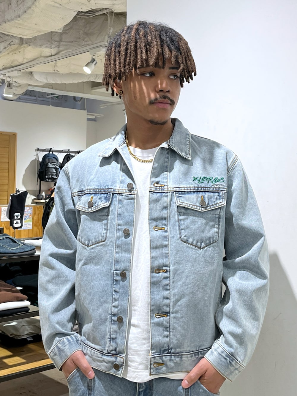 「セットアップ、デニムジャケット、デニムパンツ、春コーデ」｜「XLARGEのアイテム（デニムジャケット、ブルー系）」を使った、CHRISさん（メンズ・172cm）の冬コーディネートの2枚目の写真