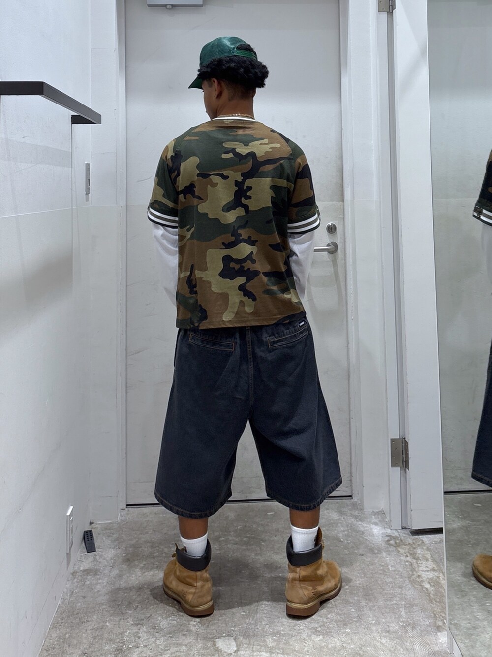 その他のTシャツ/カットソー、ブラック系のデニムパンツ、グリーン系のキャップを着用したメンズの夏コーディネートの2枚目の写真