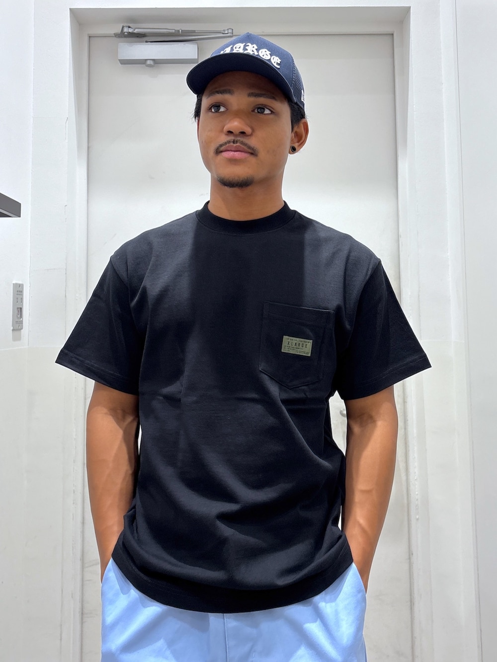 「キャップ、サマー、パンツ、Tシャツ、XLARGE、NEW ERA」｜「NEW ERAのXLARGE×NEW ERA OLD ENGLISH LOGO MESH SNAPBACK CAP（キャップ、ブルー系）」を使った、CHRISさん（骨格ウェーブ・メンズ・172cm）の夏コーディネートの3枚目の写真