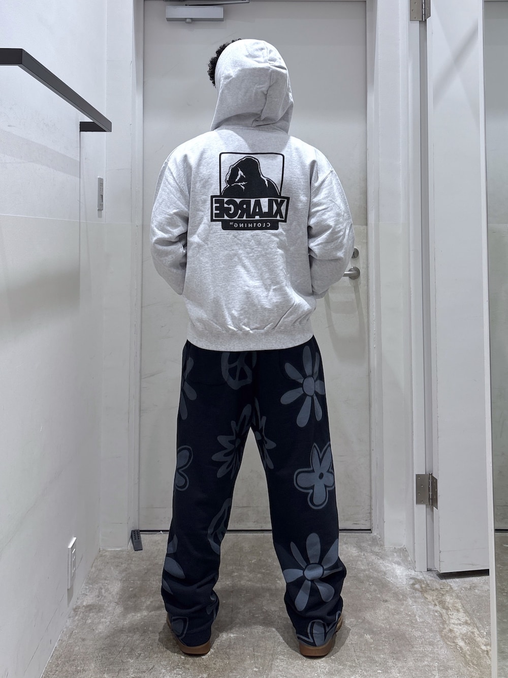 ブラック系のスウェットパンツ、ホワイト系のTシャツ/カットソー、グレー系のパーカーを着用したメンズの秋コーディネートの2枚目の写真