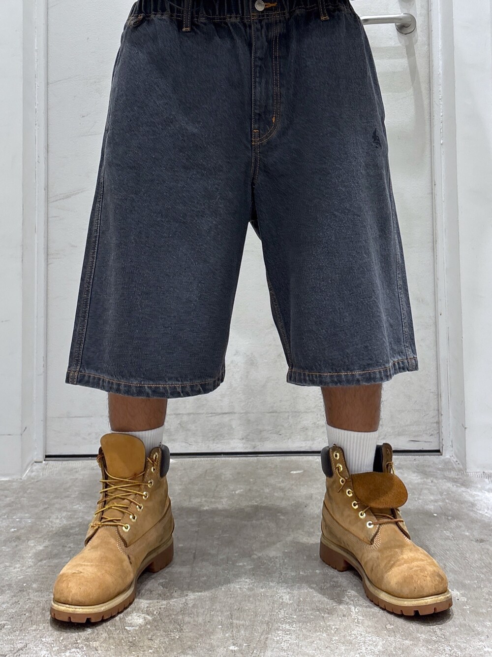 その他のTシャツ/カットソー、ブラック系のデニムパンツ、グリーン系のキャップを着用したメンズの夏コーディネートの6枚目の写真