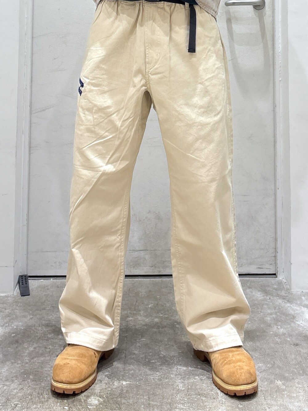 ベージュ系のその他アウター、グリーン系のパーカー、ベージュ系のその他パンツを着用したメンズの秋コーディネートの4枚目の写真