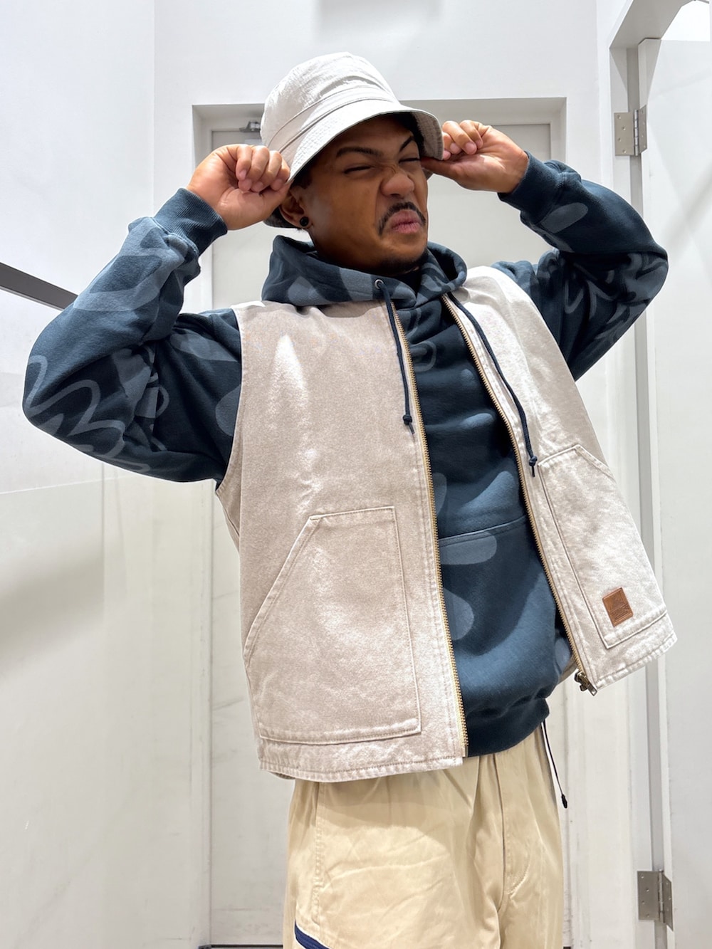 ベージュ系のその他アウター、グリーン系のパーカー、ベージュ系のその他パンツを着用したメンズの秋コーディネートの6枚目の写真