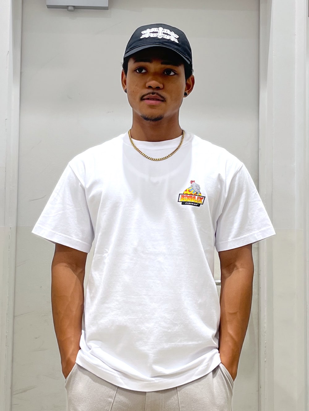 「キャップ、シャツ、Tシャツ、XLARGE、サマー、カーゴパンツ」｜「XLARGEのX ANCIENT FUTURISTIC CAP（キャップ、ブラック系）」を使った、CHRISさん（骨格ウェーブ・メンズ・172cm）の夏コーディネートの2枚目の写真