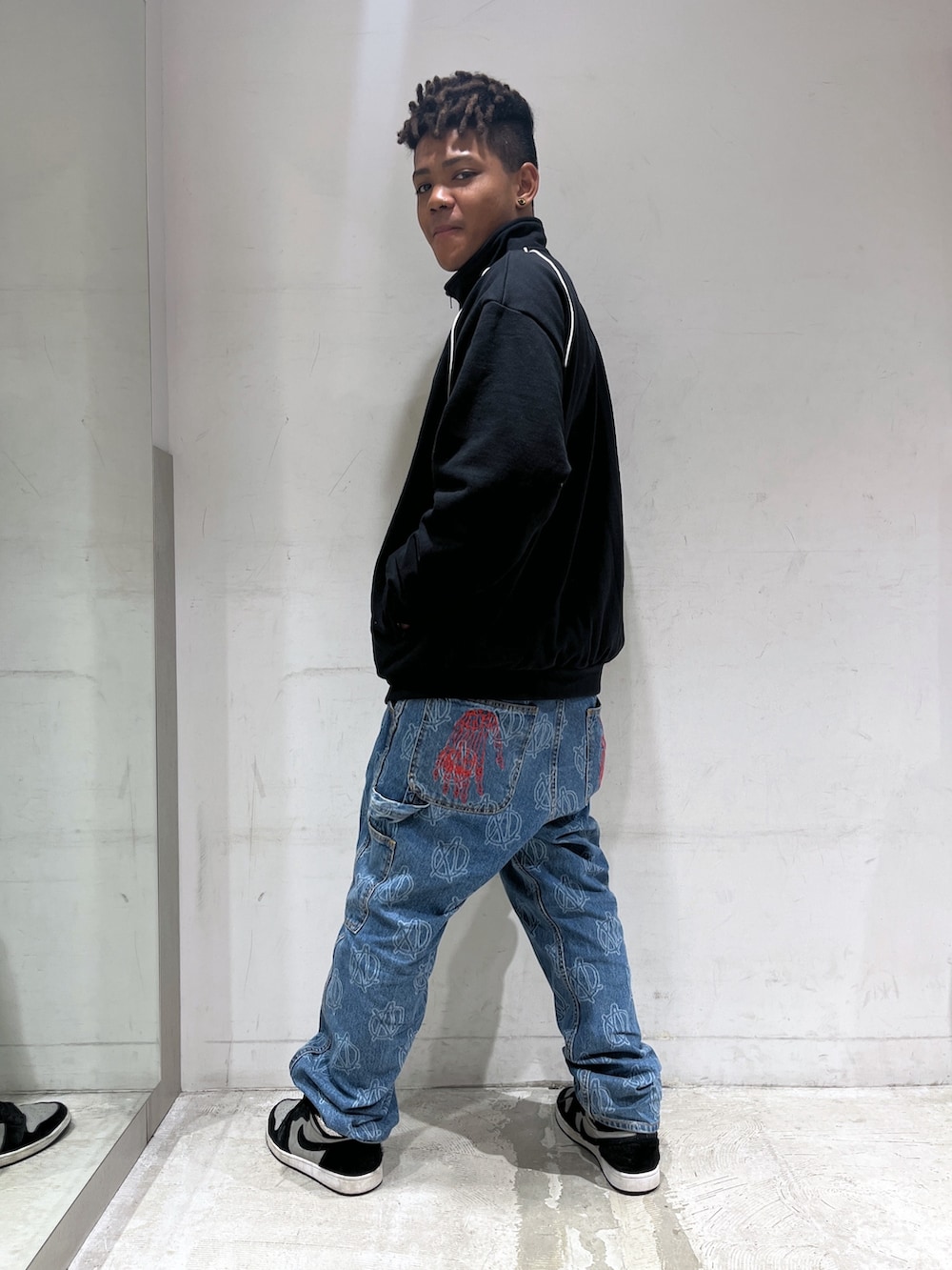 「デニム、オーバーサイズ、Ｂ－ｂｏｙ、スエット」｜「XLARGEのALLOVER CIRCLE XL DENIM PANTS（デニムパンツ、ブルー系）」を使った、CHRISさん（メンズ・172cm）の冬コーディネートの2枚目の写真